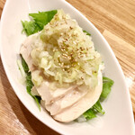 かつぎや - 蒸し鶏の葱ソース掛け　淡白な鶏ムネ肉に葱ソースが絡んで旨味たっぷりです