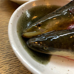 かぶと - 奥が養殖のあたま　手前が天然あたま
      見比べタイム　天然はお魚の匂いすっごいするよ