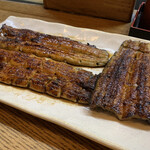 かぶと - 大トリは蒲焼
      左が養殖　右か天然