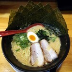 横浜らーめん 一品家 - ラーメン690円麺硬め。海苔増し100円。