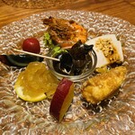 青藍 - 前菜盛り合わせ　○蒸し鶏 ○クラゲ甘酢 ○バイ貝
            ○プチトマトのライチ漬け ○皮蛋 ○さつま芋甘煮