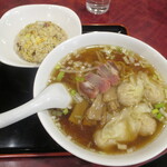 中華料理 太一 - 「ワンタンメン+半炒飯セット」（950円）