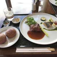 ブラウ・キュステ - 牛フィレ肉のステーキとパン