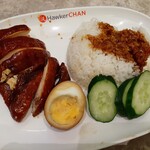 Hawker Chan Soya Sauce Chicken Rice&Noodle - 艶々と輝く醤油味のローストチキンに白ご飯、醤油ダレがしみ込む味付け卵に胡瓜や煮豆がワンプレートに
