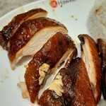 Hawker Chan Soya Sauce Chicken Rice&Noodle - 香ばしい醤油色に染まった薄い皮、むね肉はホワッホワでしっとり柔らかくきめ細やか