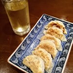 唐華 - 焼餃子 ¥300　熱々！　お水じゃなくて中国茶←嬉しい!!