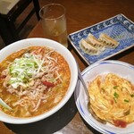 唐華 - 本日のランチ　(餃子は５個ありました)