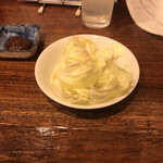 炭火焼き鳥 でん - お通しキャベツ