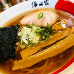 Joushinya - 【中華そば】710円
                        正統派醤油味。
                        
                        麺は、手もみの縮れ麺の
                        名古屋麺をチョイス。