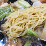 中華料理 シンゲン - 少し縮れの中華麺