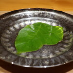 日本料理 幸庵 - ガラスの器の下には、葛の葉