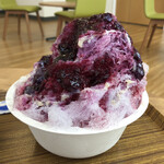 アンドグリーンカフェ - 季節限定「北本産ブルーベリー使用 ブルーベリーミルクかき氷」650円