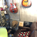 ラーメン フリーバーズ - 待つとこがほぼ古着屋。