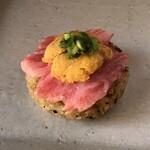 朱鯱 - 生うに極上村上牛炙りのせトリュフ焼きおにぎり