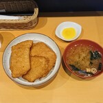 とんかつ太郎 - 4枚カツ丼 950円＋わかめ汁110円