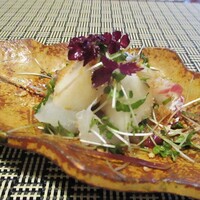 やすい - お造り：鯛の刺身と幸水に 醤油がかけてあり、野菜と混ぜて頂きます。 紅紫蘇の芽が美しく飾られ、お好みに合わせて山葵をつけて頂きます。　　　　　2020.08.01