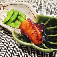 やすい - 焼き魚：よく脂がのったカレイを、ふっくらと照り焼きにしてあります。　熱々ご飯にこの照り焼きを数切れ載せ、甘辛いタレをタップリかけて丼で頂きたいものです。 脇には、枝豆が添えられていますョ！　　　　　2020.08.01