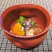 やすい - 加茂茄子の鱧餡かけ：トロトロ食感の加茂茄子と 南瓜に 鱧を使用した餡がかけられ、紫蘇の花が飾られています。 ほんのり生姜が香り とても美味しいですネ！　　　　　2020.08.01