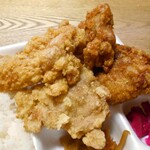 Karaage Semmon Happi Shouten - 「あいもり唐揚げ弁当（中）」の鳥唐揚げ