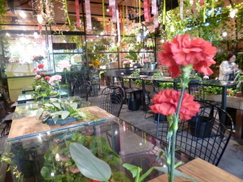 お花屋さんの奥にある青山フラワーマーケット Tea House By Psあやps 青山フラワーマーケット ティーハウス 南青山本店 Aoyama Flower Market Tea House 表参道 紅茶専門店 食べログ