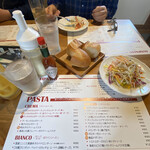 ジョコーソ - セットのサラダとパン、パンは1人1ピース。