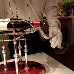 AKI NAGAO - ワインを注いで頂きます。