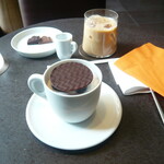 エルメス　カフェ 御堂筋店 - ムースとアイスティーとケリーチョコ