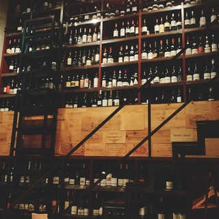 壁一面のワインに気分も高まる。期待を裏切らない、厳選ワイン。