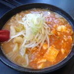 麺辛屋 二代目 美國 - 豚汁ラーメン(1辛)　左側が豚汁、右側が麻婆豆腐。食べているうちに混ざって1辛になります。