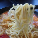 麺辛屋 二代目 美國 - 豚汁ラーメン　その2　麺は強いコシがありややちぢれています。