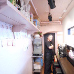 櫻島 - カウンター席　背面上部には鹿児島焼酎