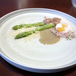 レストラン スノゥ - 糸島アスパラガス　半熟卵とマッシュルーム　イタリア産生ハム、バルメザンチーズ