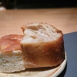 日本のイタリア料理店 sai - 自家製パン（フォカッチャと全粒粉のパン）
