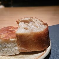 日本のイタリア料理店 sai - 自家製パン（フォカッチャと全粒粉のパン）