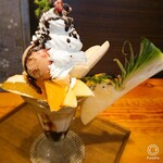 花かまくら - 横のパイン落ちそう(笑)フルーツ沢山＆アイス２種類・生クリーム。下はグラノーラタップリ！