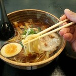 Gomi Hacchin - しょうゆラーメン麺リフト