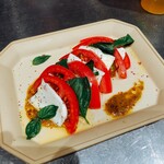 Hida tomato and mozzarella caprese with truffle scent