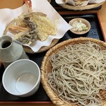 よしの - 天ぷらは海老、鱚、舞茸、牛蒡、人参、南瓜、茄子
蕎麦は細くコシがある