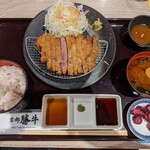 牛カツ京都勝牛 - 牛リブロースカツ膳（並・1280円＋税）