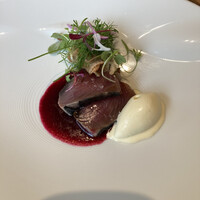 アコルドゥ - ふたつの土とハーブ
                    
                    カツオ　ビーツのソースと山葵のジェラート