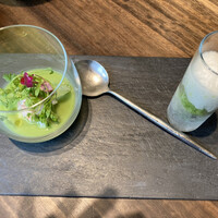 アコルドゥ - えんどうのスープに半生のエビ
                    ハーブのシャーベットに柑橘のエスプーマ