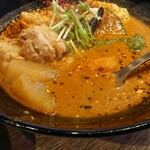 ネイビーズ - スープカレーのアップ。
            辛さ6以降は有料です。
            7より上の辛さも注文できるみたいですよ…