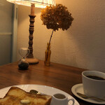 カフェ ミン - 料理写真:ハニートーストとコーヒー