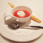 ヴァン・ド・レーヴ - アミューズのトマトの冷製スープとパルミジャーノのパイ(420円)