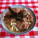 宮里そば - 本日２杯目のそば。赤のテーブルクロスが店内をとても明るくしています。味、量、雰囲気どれをとっても最高です。