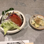 グリルニューコトブキ - ハンバーグとカニコロッケの定食 2000円
            サラダ、漬物アップ