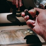 菊鮨 - こんな汚い手で手渡しされてる寿司客は僕ぐらいかな フ