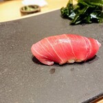 鮨 龍次郎 - まず中トロを１貫、背トロ