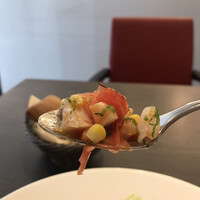 ラ シュセット - ランチコース プリフィックス ２７５０円。トマトコンフィに詰められた色鮮やかなシーフード。みずみずしいトマトとスモークサーモンなどの魚介類がマッチして、とーっても美味しかったです（╹◡╹）（╹◡╹）