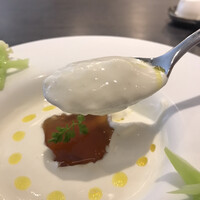 ラ シュセット - 冷静カリフラワーのスープとコンソメゼリー カレーヴァニラ風味 １１００円。ビシソワーズのカリフラワー版という感じです。自然な甘さがあって、とーっても美味しかったです（╹◡╹）（╹◡╹）